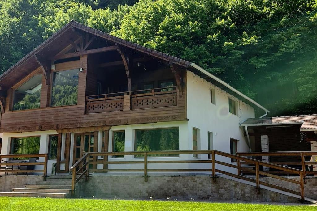 Pensiune Subcrai Cu Centru Spa Zărneşti Exteriér fotografie